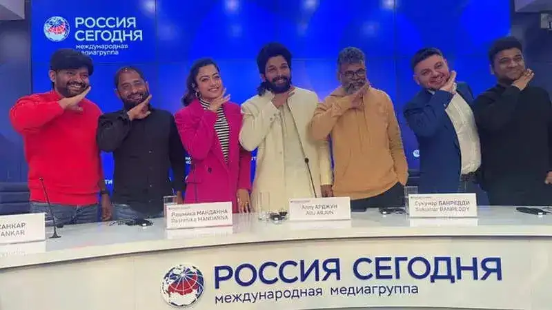 Allu Arjun and Rashmika Mandanna promote Pushpa in Russia in the 'Thaggede Le' style