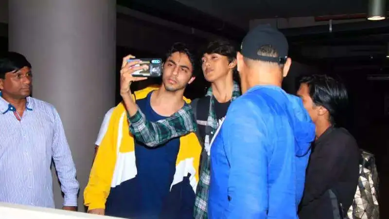 Aryan Khan gets a red rose from fan at airport, his ‘salaam’ wins over the internet