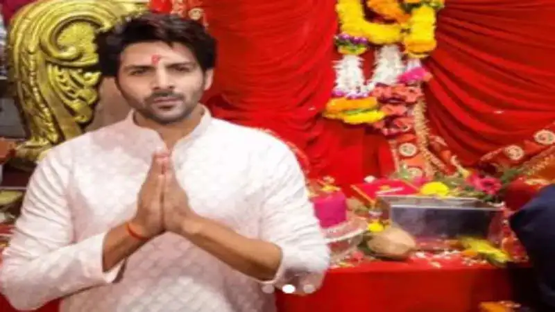 Birthday boy Kartik Aaryan seeks blessings at the Siddhivinayak temple with his parents