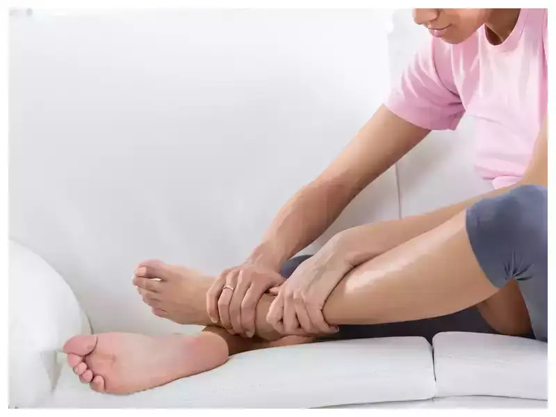 A woman experiencing leg pain