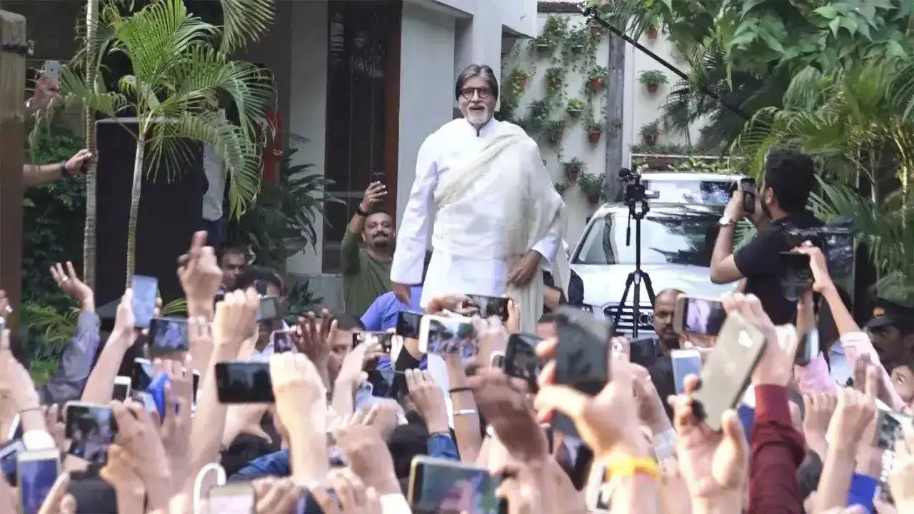 amitabh bachchan with fans