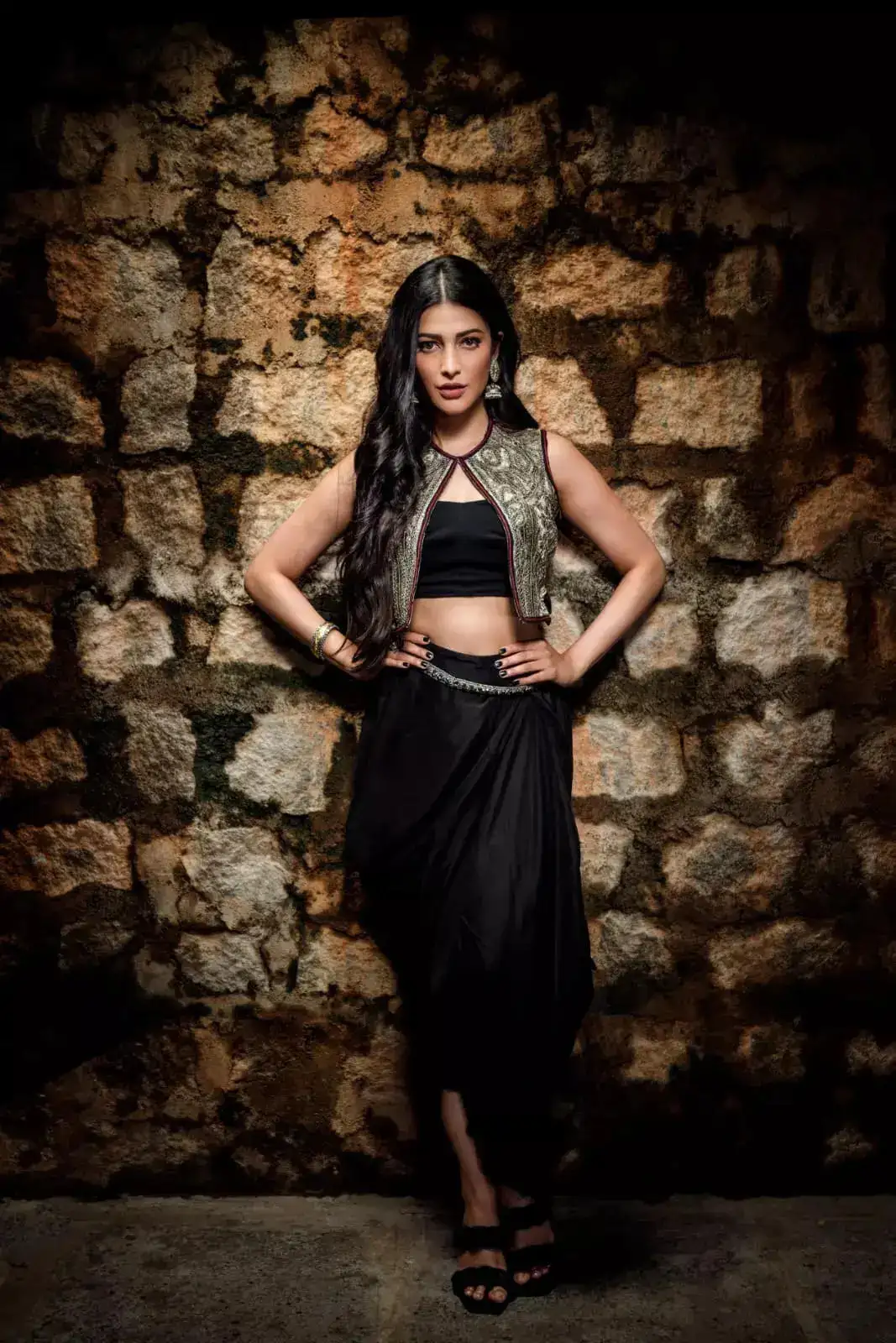 Shruti Haasan looks stylish in a black attire