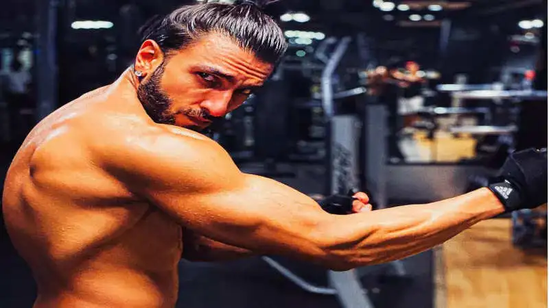 Ranveer Singh as Rocky Randhawa flaunts round biceps, toned body in the gym, netizens react