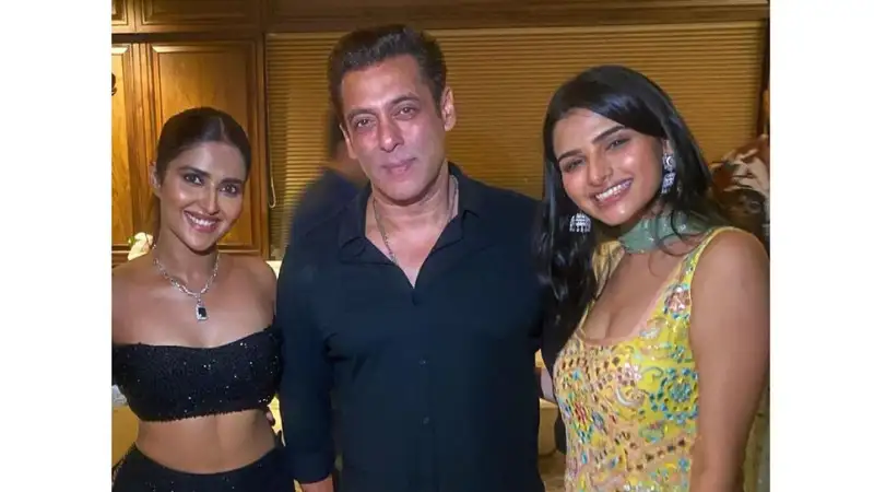 Salman Khan's heartwarming reunion with Bhagyashree and Mohnish Bahl's daughters