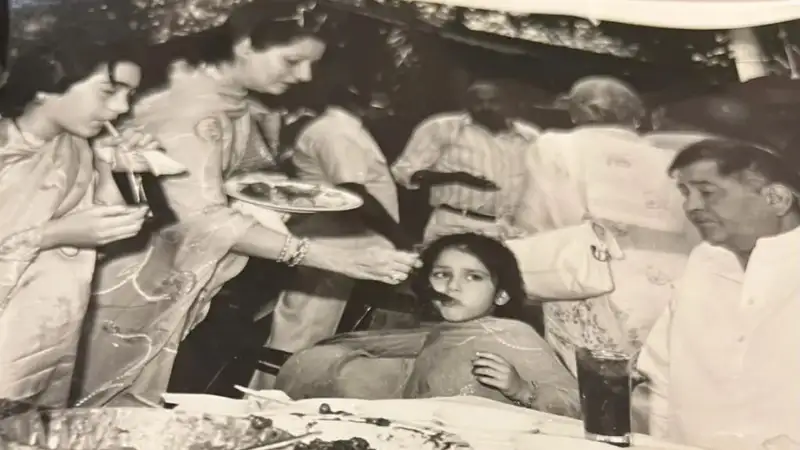 Kareena Kapoor munches on biryani, Karisma Kapoor busy with her drink. Throwback picture goes viral