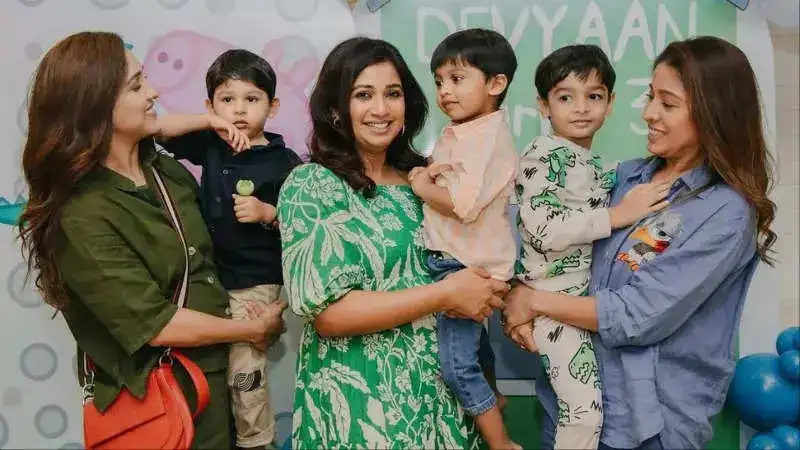 Shreya Ghoshal poses with Sunidhi Chauhan and Neeti Mohan along with their sons