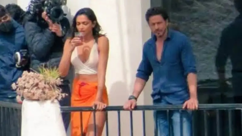 Deepika Padukone, Shah Rukh Khan chill in balcony. BTS pic from 'Pathaan' is here!