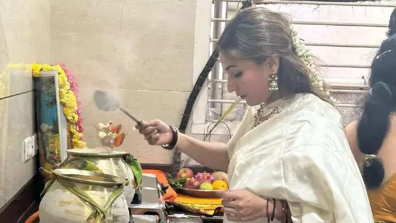 Aishwaryaa Rajinikanth looks gorgeous during Pongal celebration with parents Rajinikanth and Latha