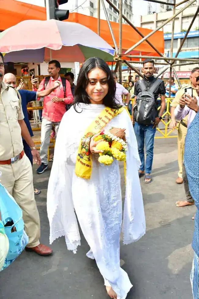 kajol and nysa at siddhivinayak 3