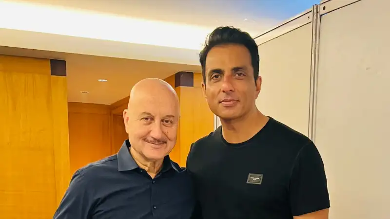 Anupam Kher refers to Sonu Sood and himself as "chote shehro se aye do mehnati dost"