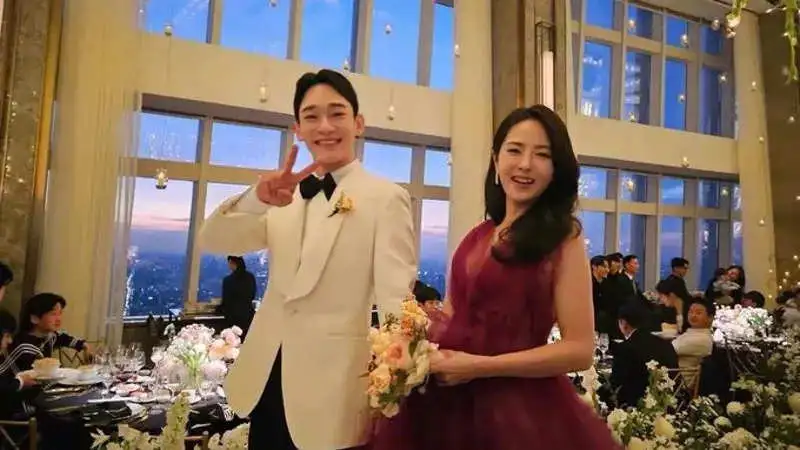 EXO's Chen holds dreamy wedding bash three years after marriage with Mi-hee