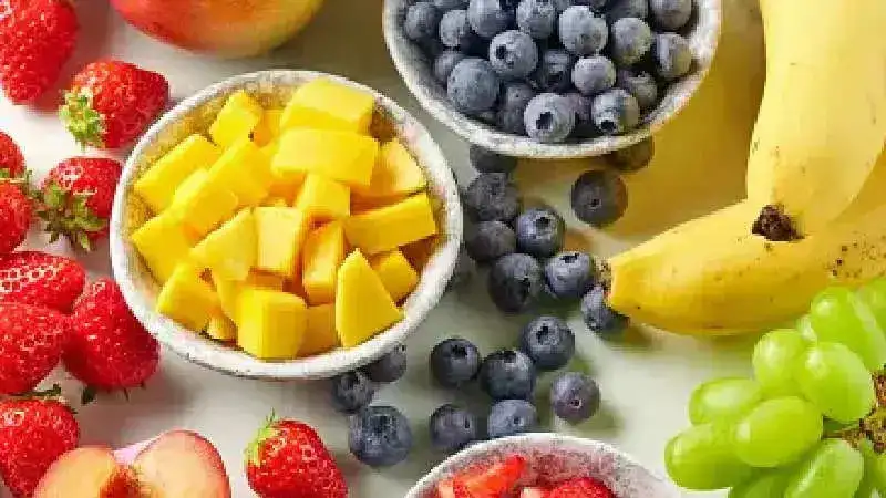 4 mistakes you make while eating fruits