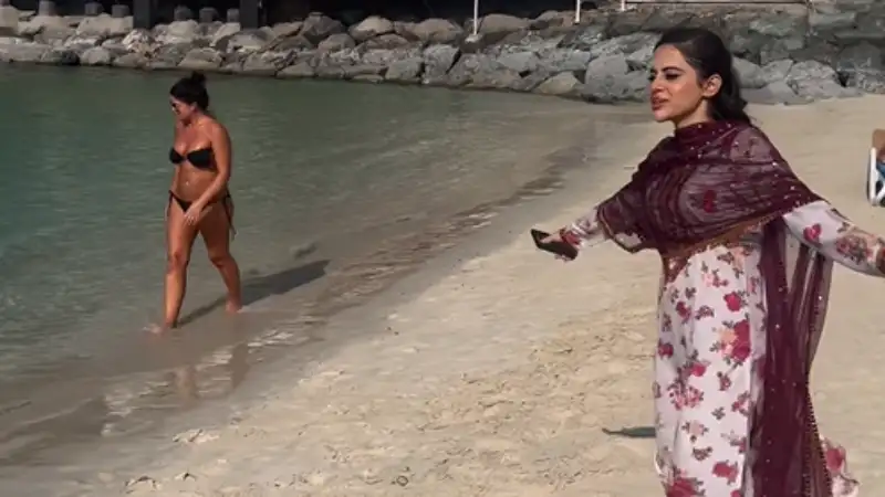 Uorfi Javed wears salwar kameez at beach, calls it parallel universe. Watch