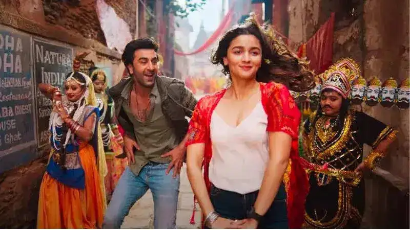 Alia Bhatt shares a mind blowing edit of Kesariya dance remix and the Internet is losing its mind