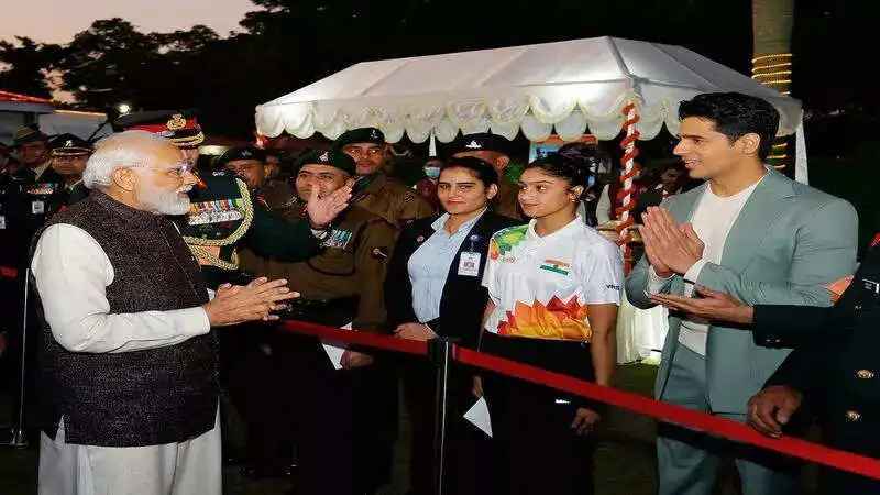 Sidharth Malhotra greets PM Narendra Modi at Vijay Diwas Jashn in the sweetest way