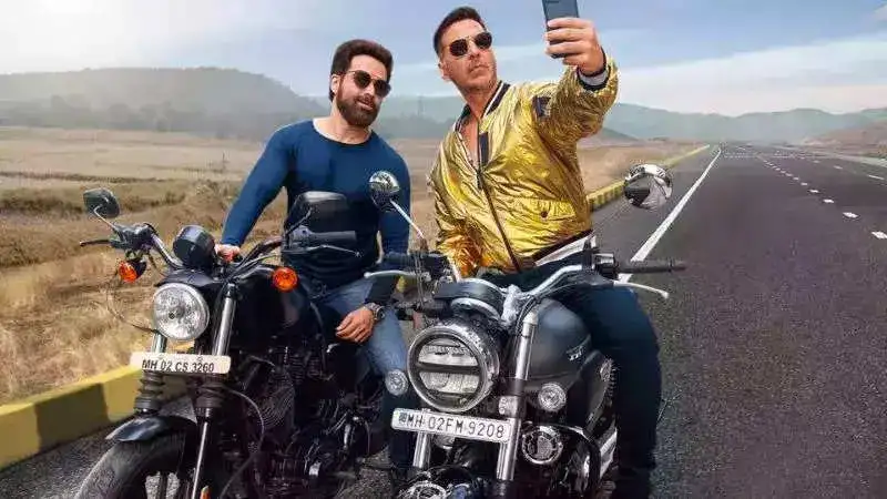 Watch Emraan Hashmi and Akshay Kumar having a dance-off while shooting for ‘Selfiee’!