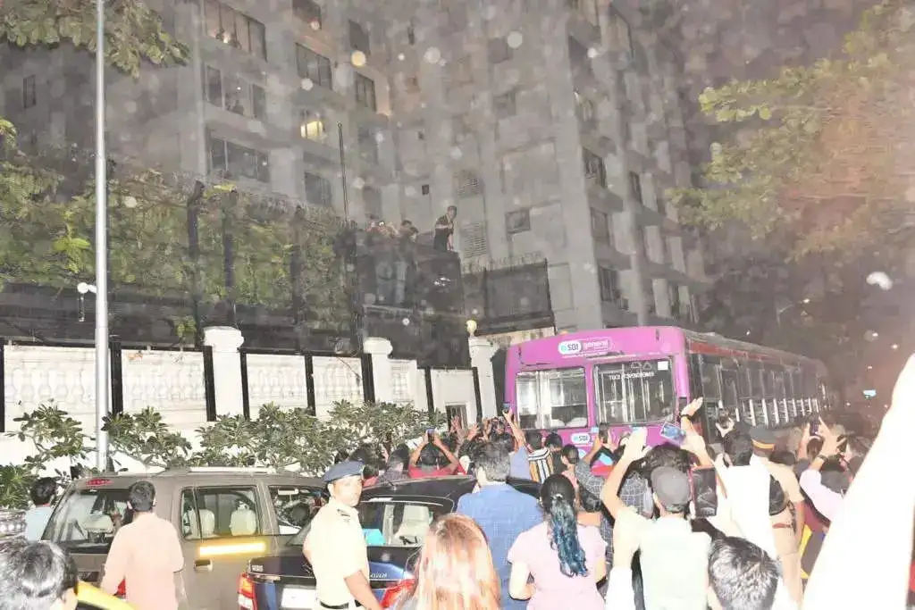 Shah Rukh Khan waves hands outside mannat