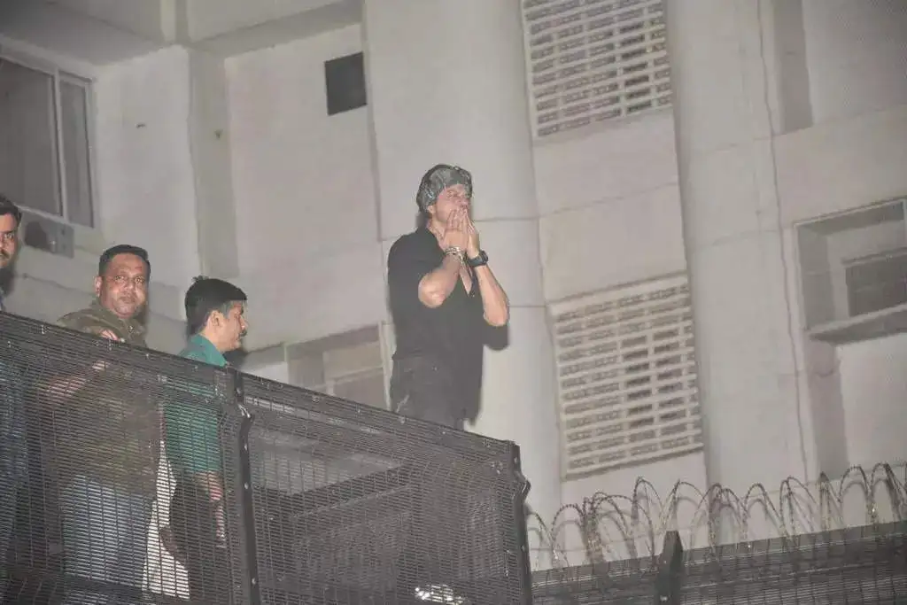 SRK waves hands outside Mannat