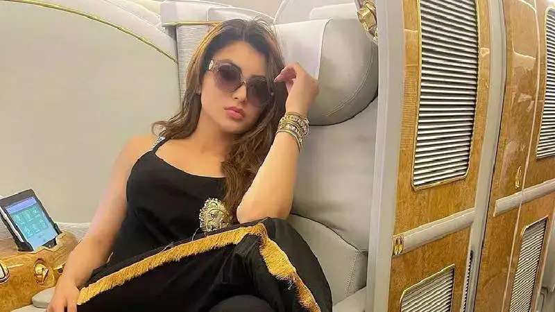 Fans troll Urvashi Rautela as she travels to Australia!