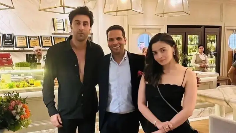 Alia Bhatt, Ranbir Kapoor stun in black at their Dubai vacay, oblige fans for selifes