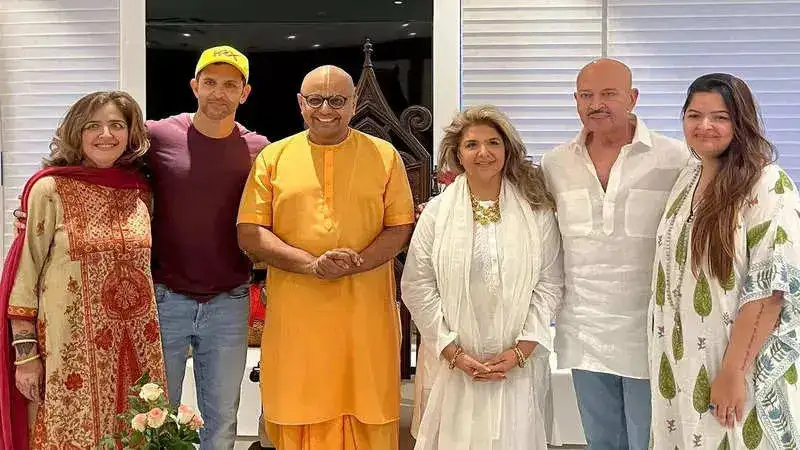 Hrithik Roshan, Rakesh Roshan and Pinkie Roshan host monk Gaur Gopal Das at their Mumbai residence, See pics