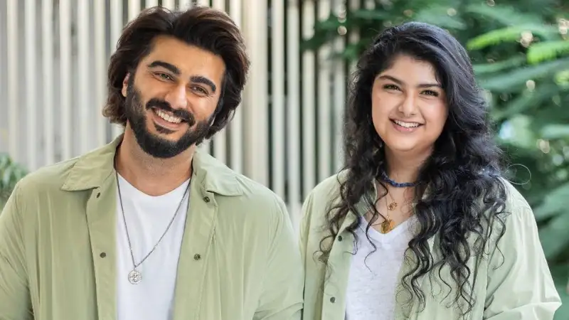 Arjun Kapoor turns cheerleader for his sister Anshula; Watch