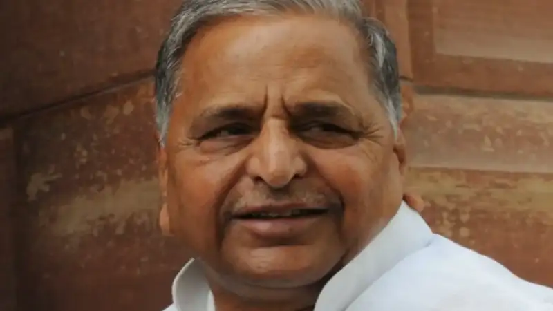 Mulayam Singh Yadav passes away at 82. Celebs share their condolences!