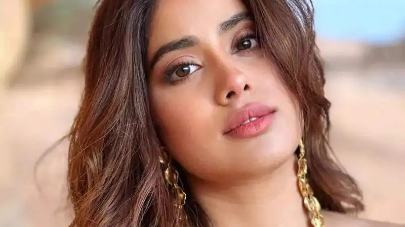 Janhvi Kapoor flaunts her sketching skills during lunch break at Bawaal's set