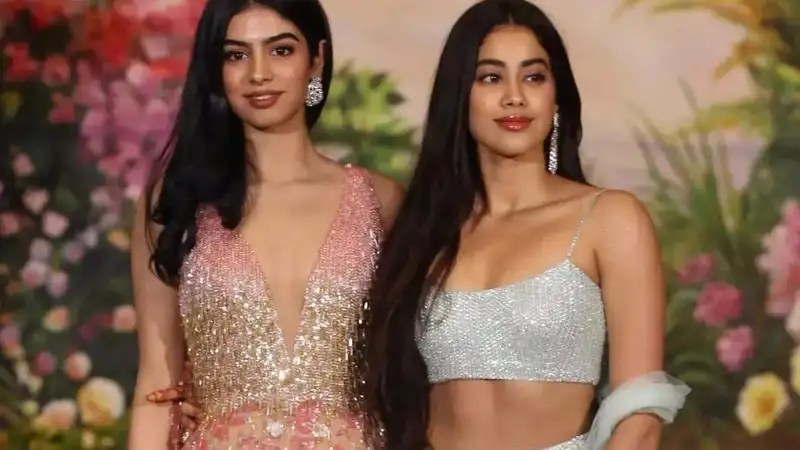 Janhvi Kapoor praises sister Khushi Kapoor, saying “she’s very hardworking.”