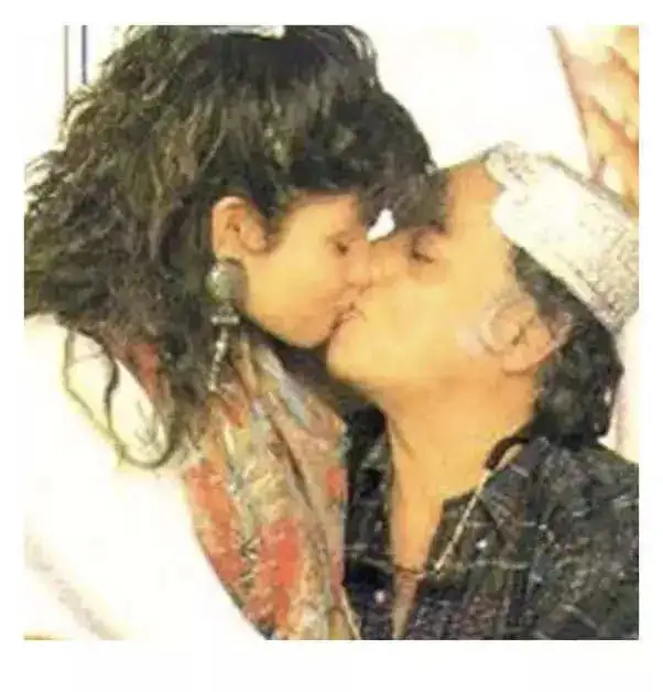 mahesh-bhatt-pooja-bhatt-lip-lock.