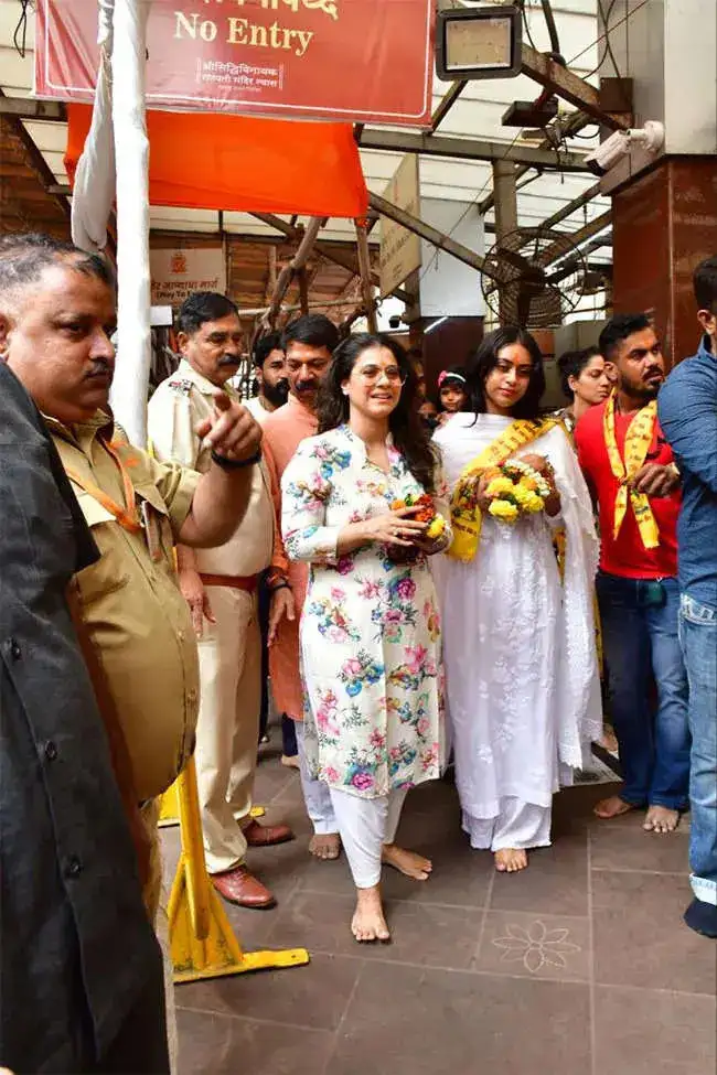 kajol and nysa at siddhivinayak