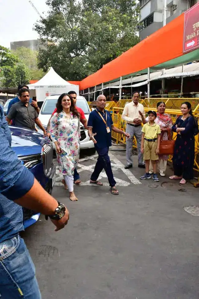 kajol and nysa at siddhivinayak 1