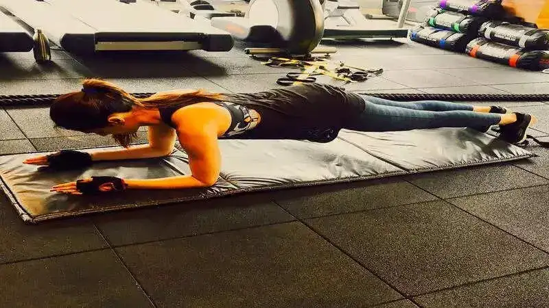 Kriti Sanon shows us her new lil FURR-ends while doing planks in a new video