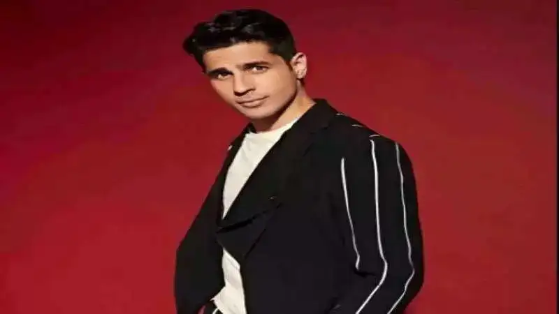 Sidharth Malhotra graces the set of ‘Jhalak Dikhhla Jaa 10’