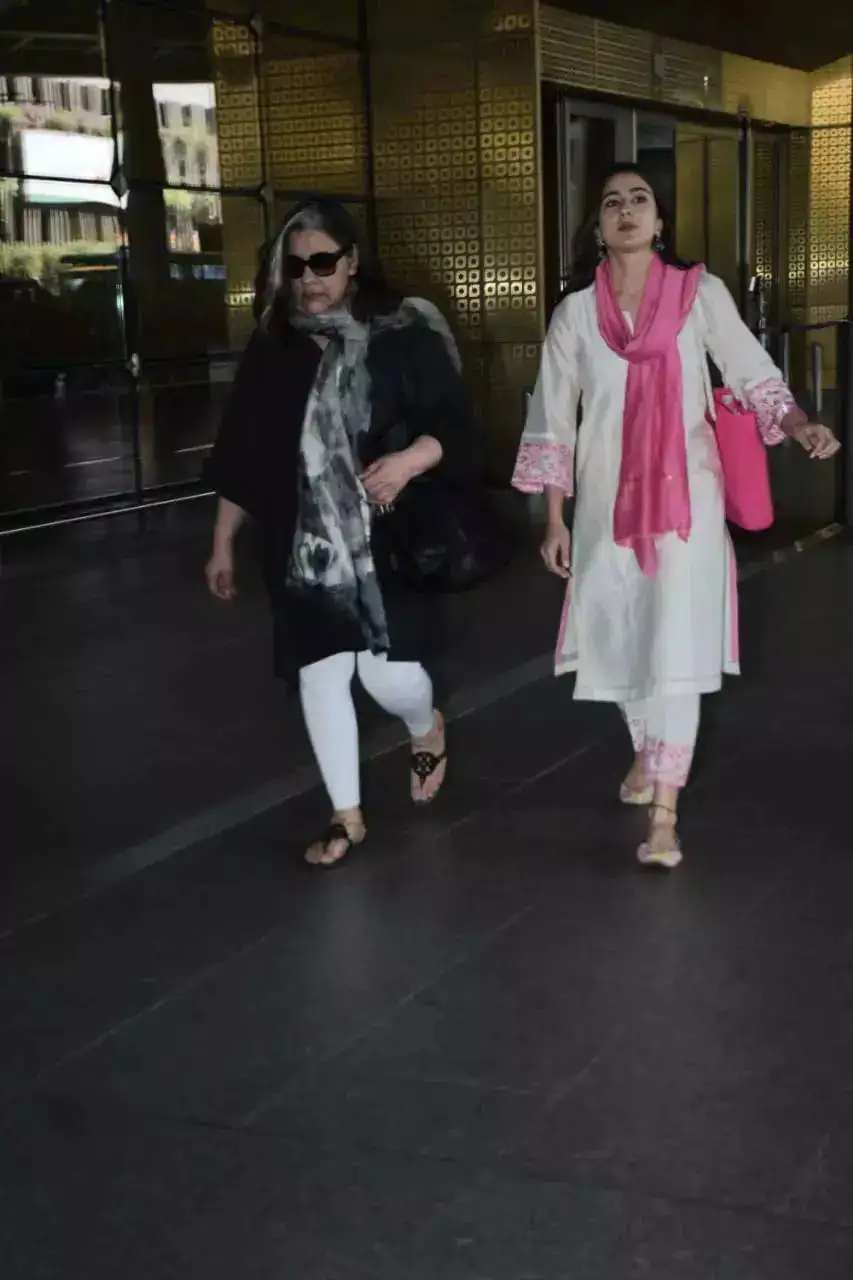 Sara Ali Khan and Amrita Singh (1).