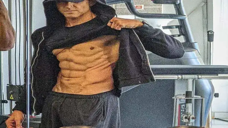 Hrithik Roshan is gym goals as he posts pic showing off his killer abs on social media