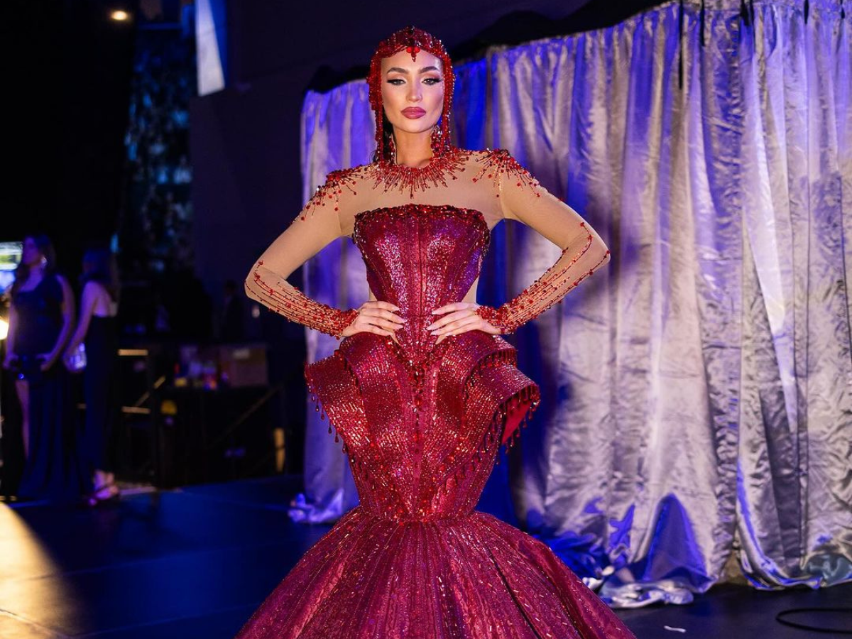 R'Bonney Gabriel dons an oxblood bugle-bead gown for her final walk as ...